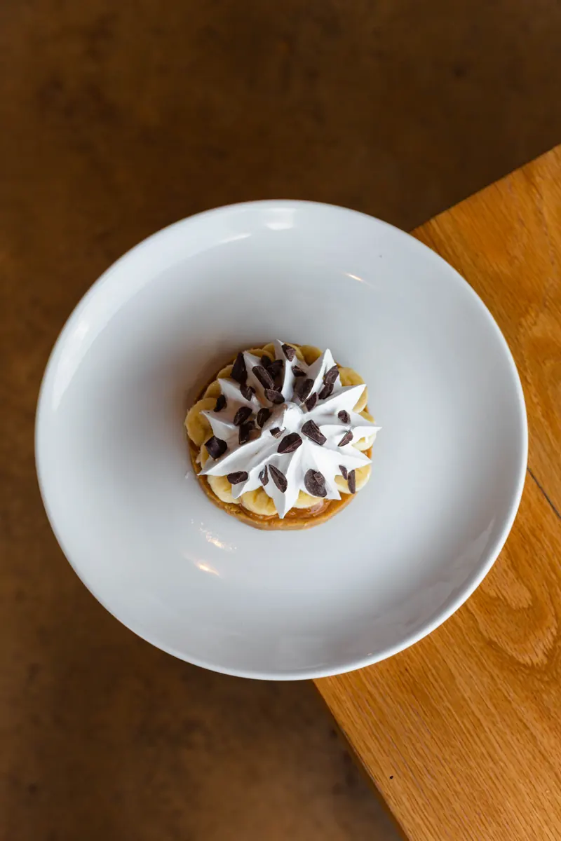 Banoffee con plátano, caramelo, chantilly y chocolate, uno de los postres de Merci