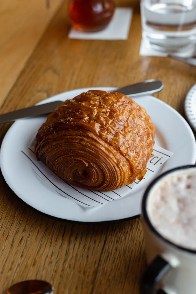 Pain au chocolat de la Panadería de Bocú con leche con chocolate